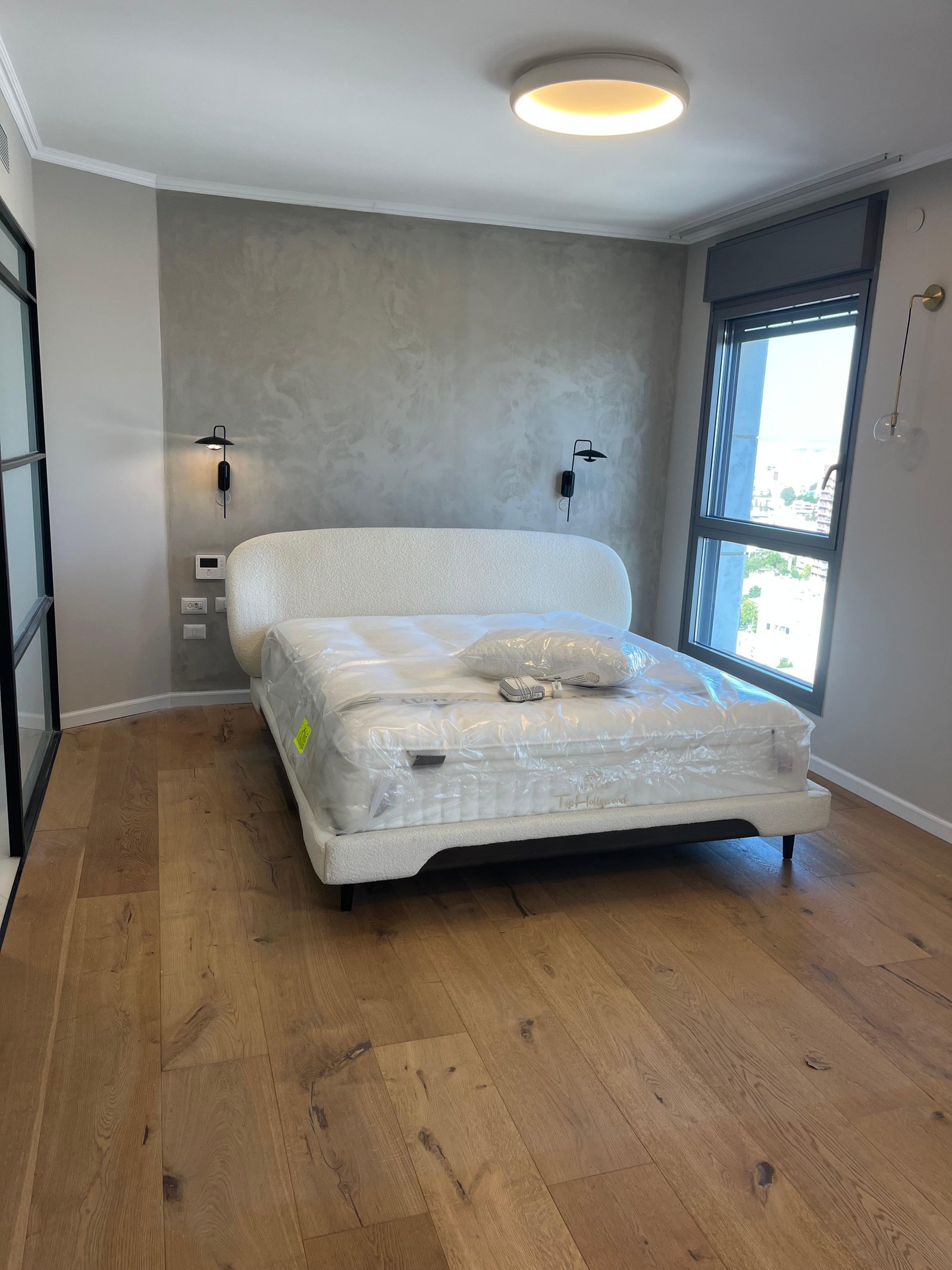 חדר שינה אחרי צביעה - טיח דקורטיבי