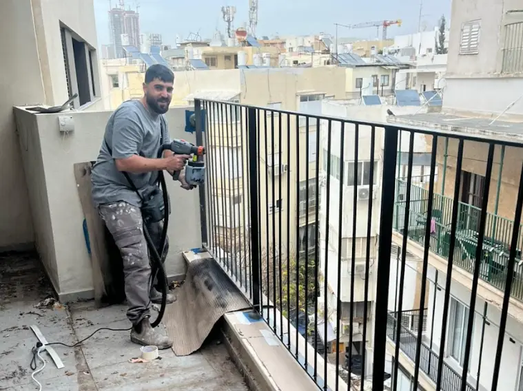 עבודות שיפוץ במרפסת