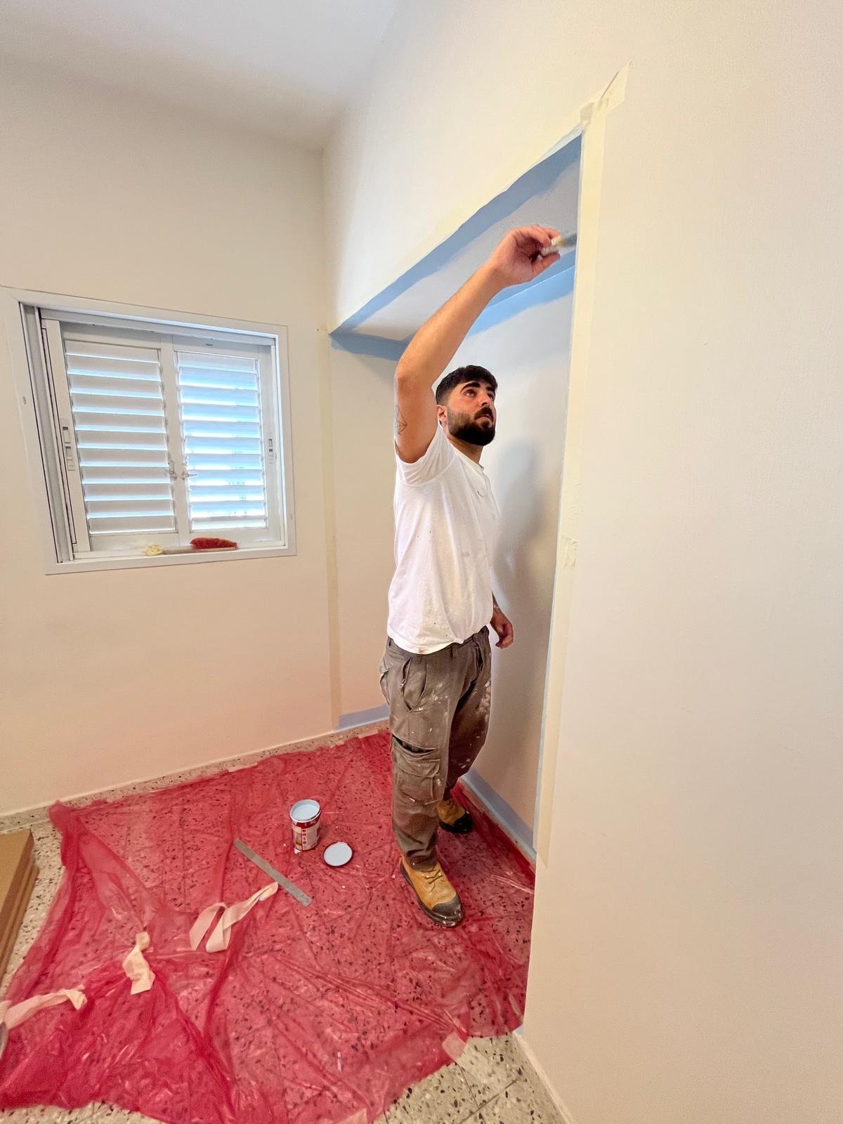 דור צובע פינת קיר