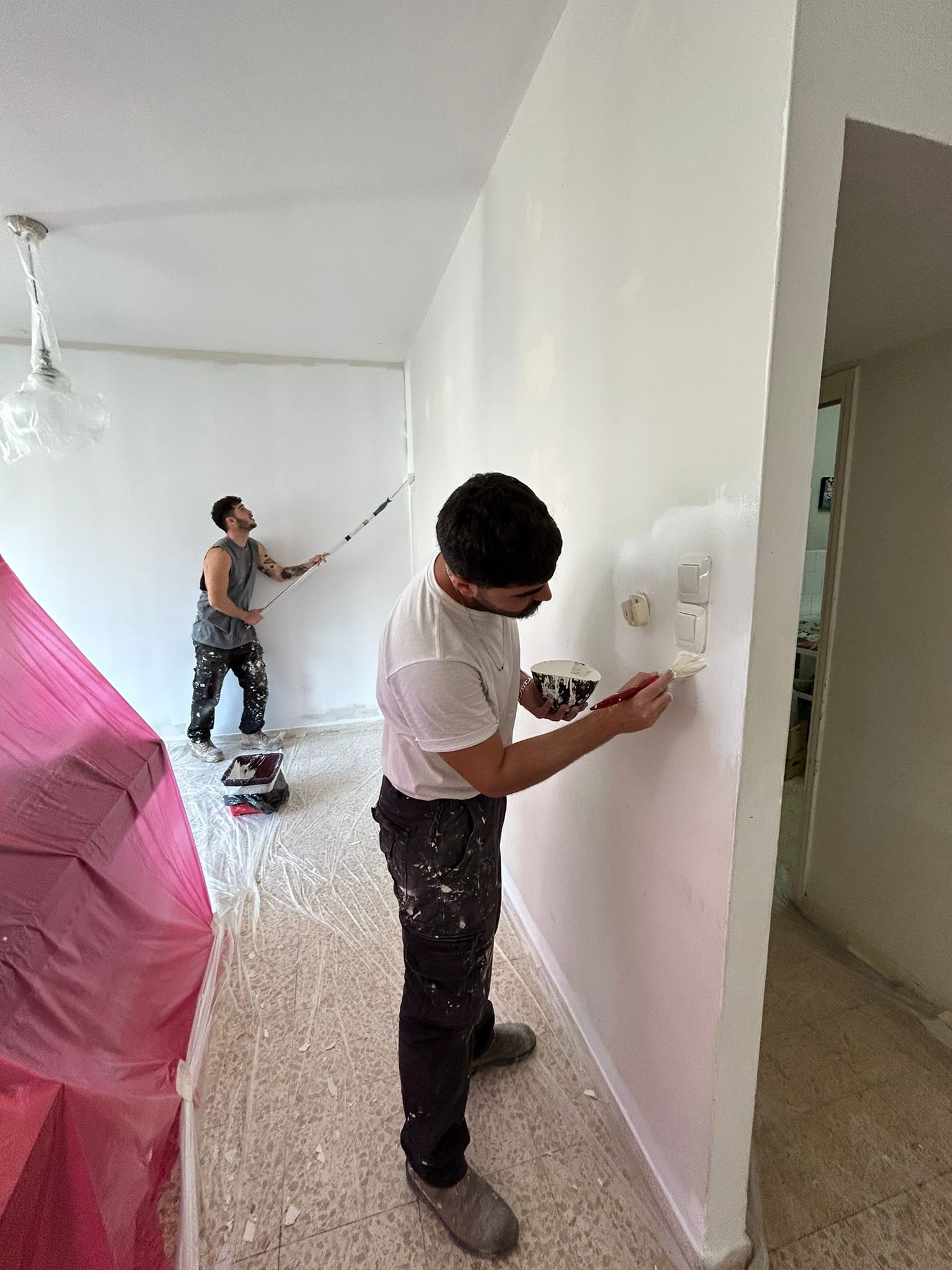 דור בעבודה - צביעת קירות